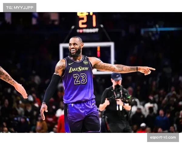 现场特写：詹姆斯超越5万分瞬间，湖人主场暂停比赛致敬